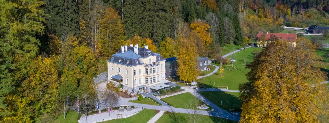 Aerial view of the building and gardens of Villa Sonnwend National Park Lodge in Roßleithen