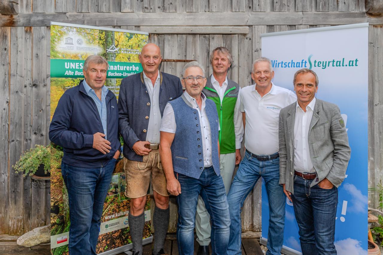 Group picture from left: Mayor Gerald Augustin, Mayor Christian Dörfel, Mayor Andreas Rußmann, National Park Director Josef Forstinger, Chairman of Wirtschaftsteyrtal Karl Schwarz and Siegfried Pramhas from the Kirchdorf Chamber of Commerce