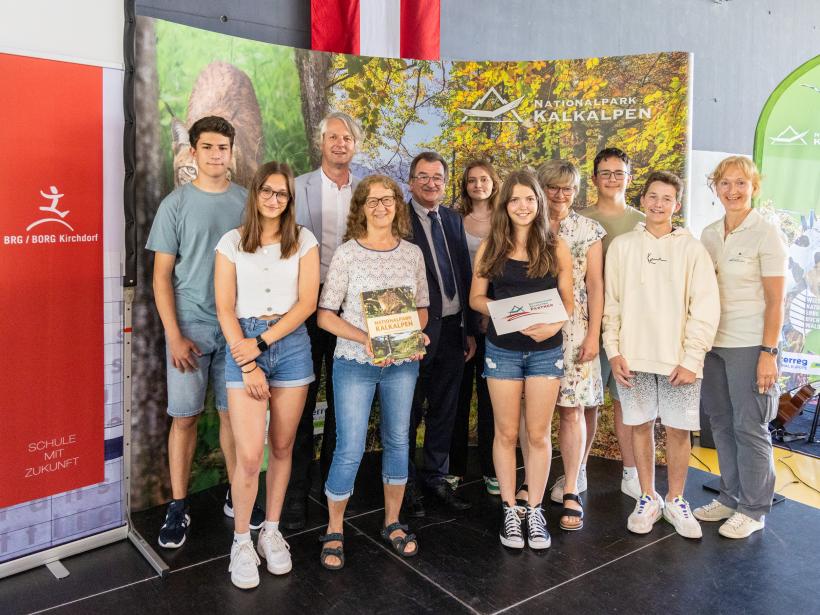 Group photo at the signing of the certificate of the partner school BRG BORG Kirchdorf with the Kalkalpen National Park with teachers, students, Nationalpark director and a member of staff.