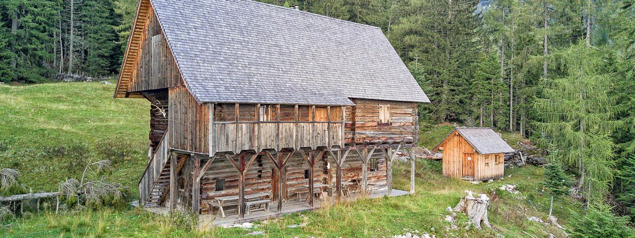 The two-storey wooden building of the Bärenriedlauhütte stands in a forest clearing in the Sengsengebirge mountains