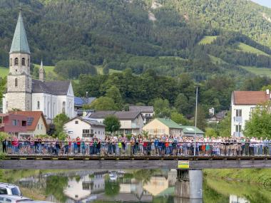 On the bridge over the Reichraming Bach, students and the teaching staff lined up for a group photo